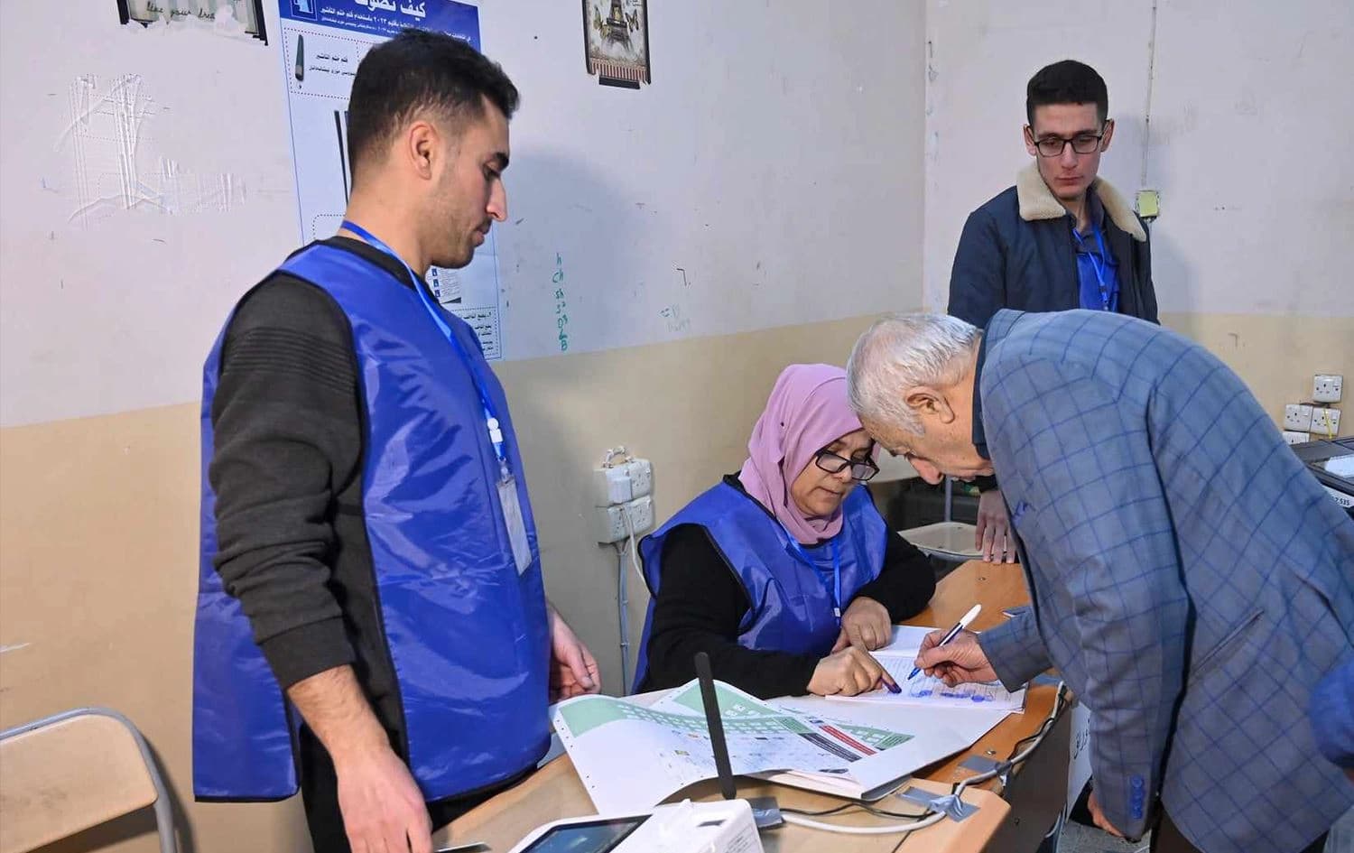 A man casting his vote for the provincial council elections in one of Kirkuk's polling stations on December 18, 2023. Photo: Bilind T. Abdullah/Rudaw