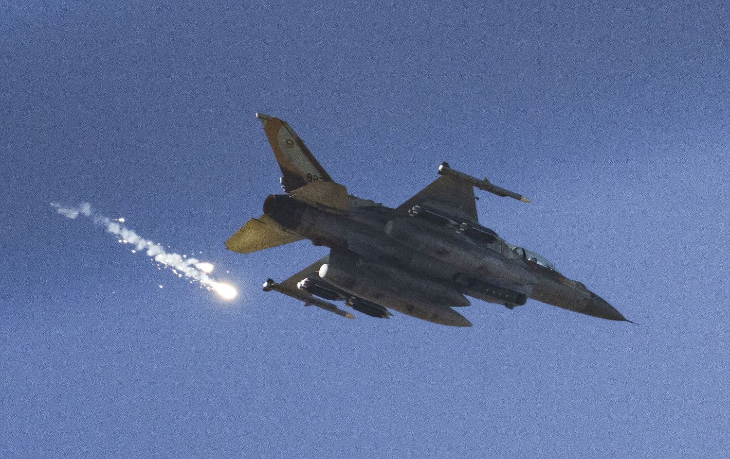 An Israeli fighter jet releases flares as it flies over the Gaza Strip, as seen from southern Israel, December 9, 2023. Photo: AP
