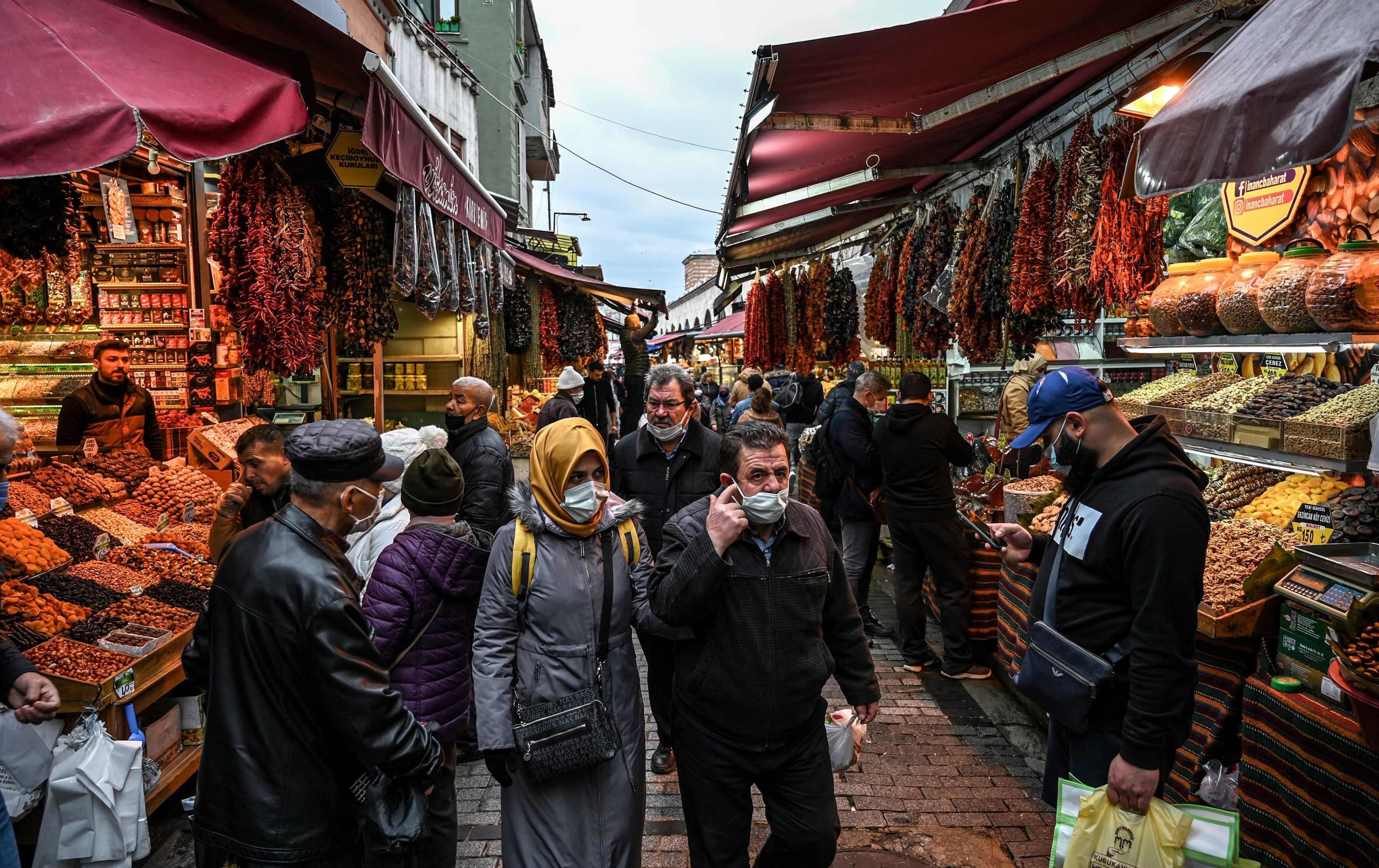 بازاڕێکی ئیستەنبووڵ. وێنە: ئەرشیڤ/ AFP