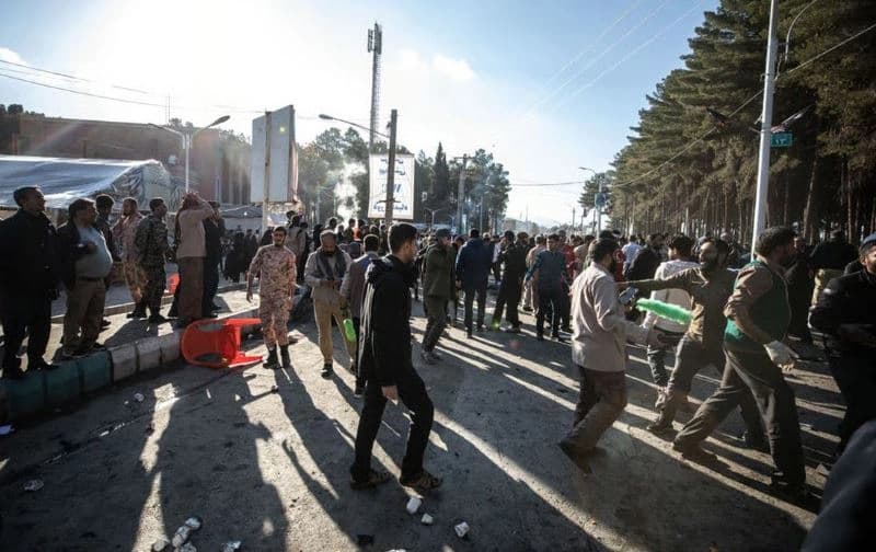 دیمەنی شوێنی رووداوەکە پاش کەمێک لە تەقینەوەکان.