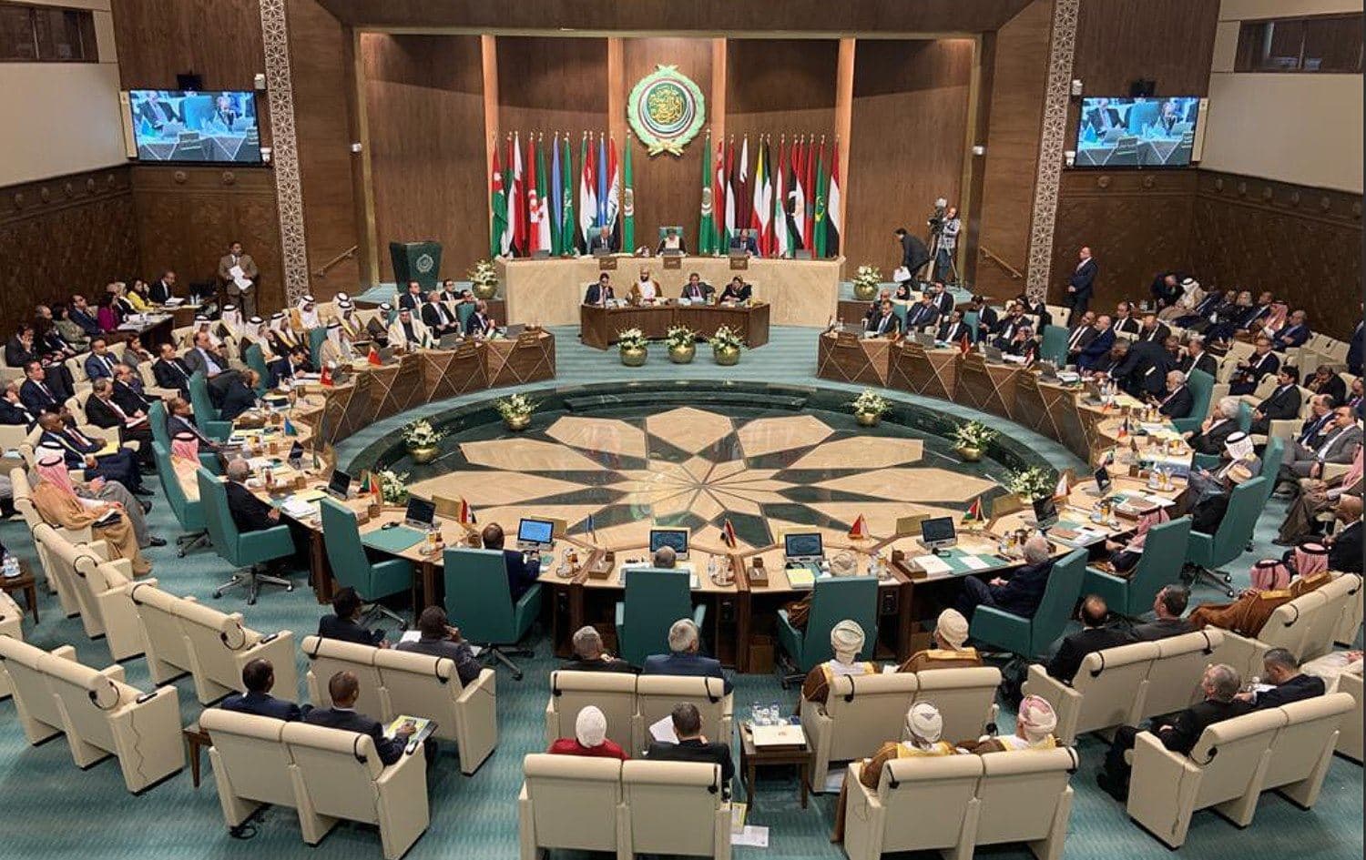 کۆبوونەوەیەکی کۆمکاری عەرەبی، کە لە پەیجی فەیسبووکیان وەرگیراوە