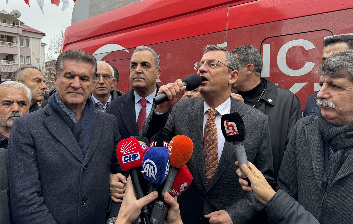 CHP Genel Başkanı Özgür Özel, eski CHP Dersim Milletvekili Kamer Genç için Dersim'in Nazımiye ilçesinde düzenlenen anma programına katıldıktan sonra il merkezine partililerle bir araya geldi. Özel burada konuşma yaptı. / AA