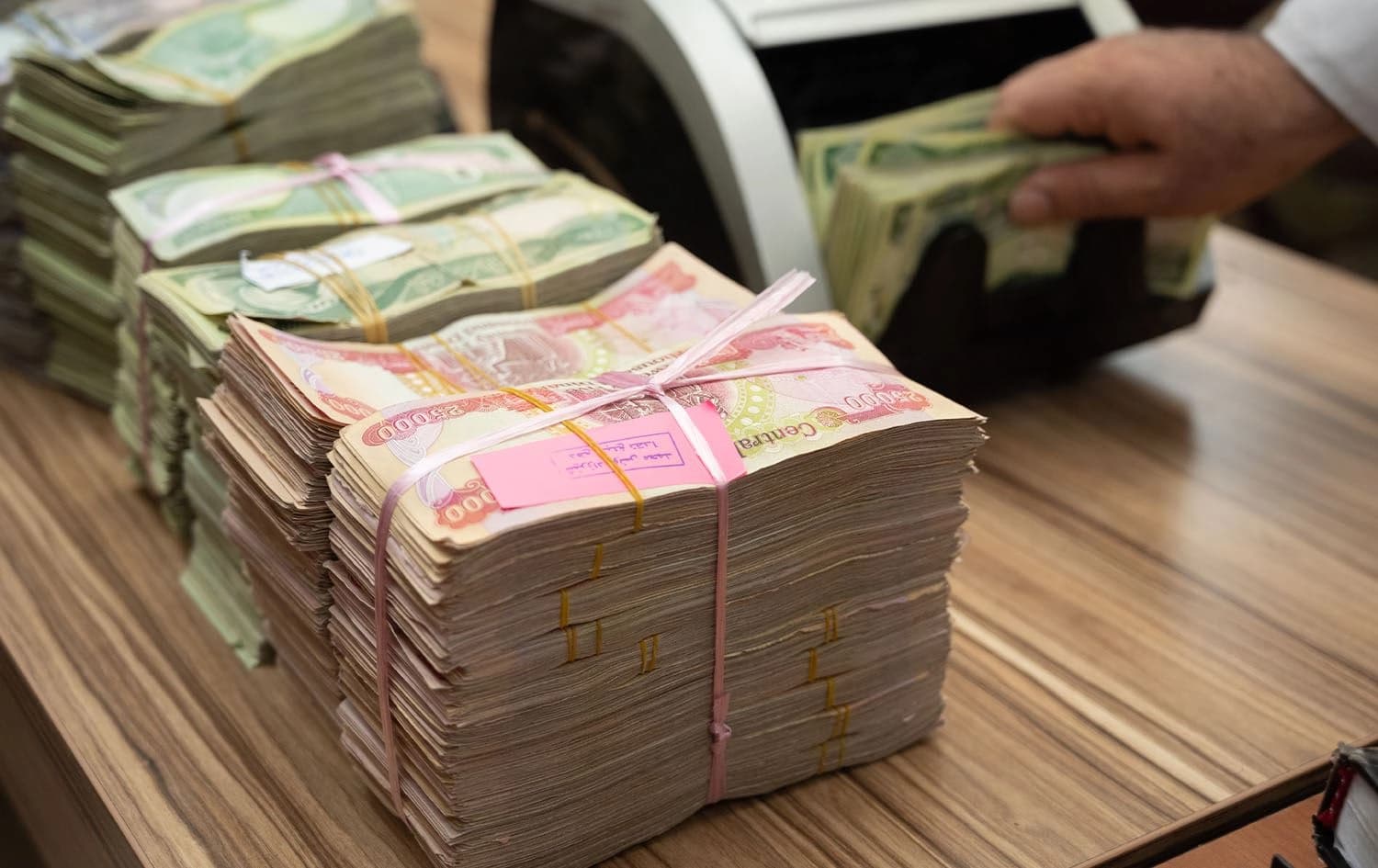 Iraqi dinars at a bank in Erbil. Photo: Bilind T. Abdullah/Rudaw