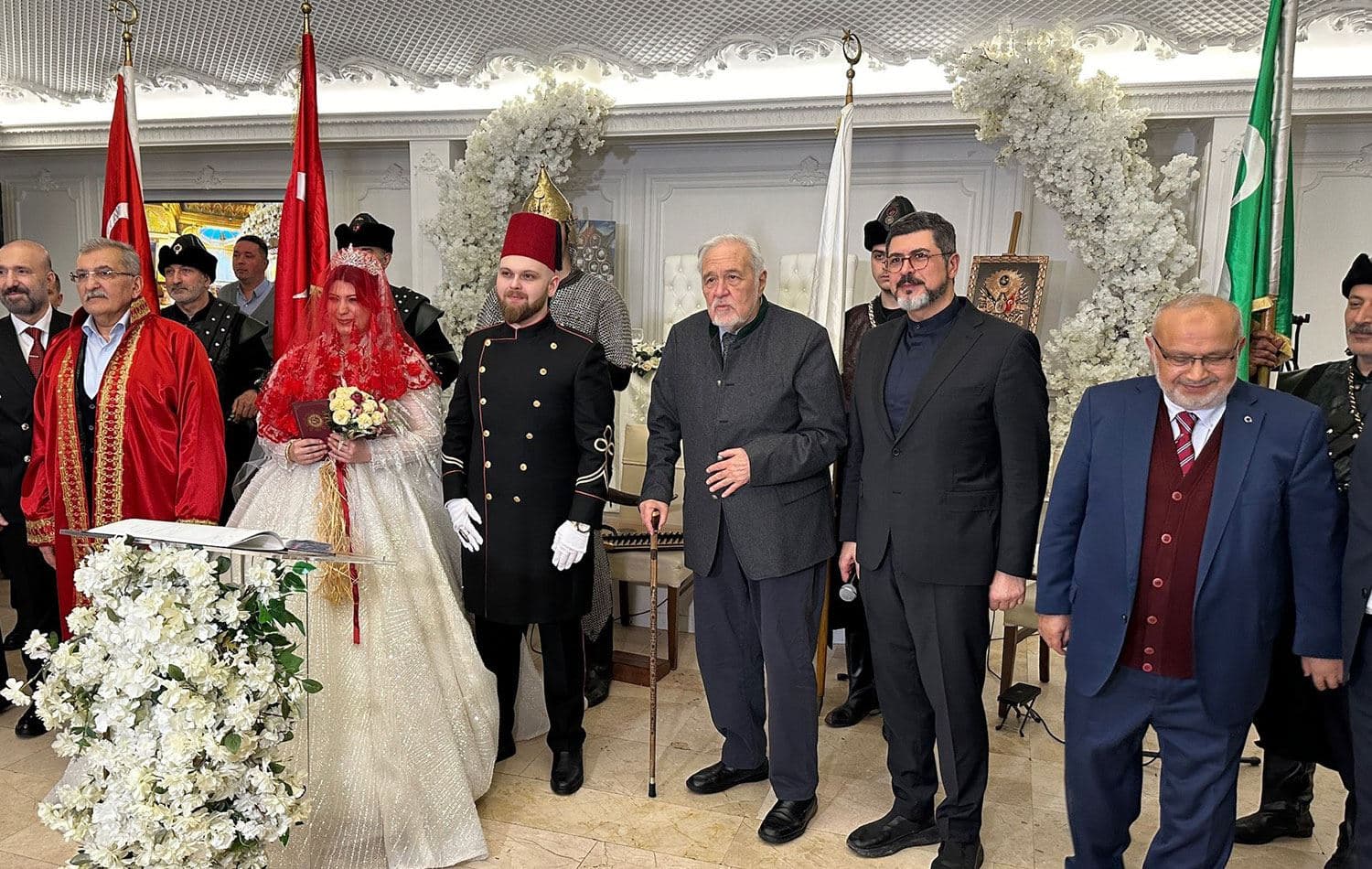 Tarihçi İlber Ortaylı'nın (sol 4) nikah şahidi olarak katılığı düğün / Sosyal medya