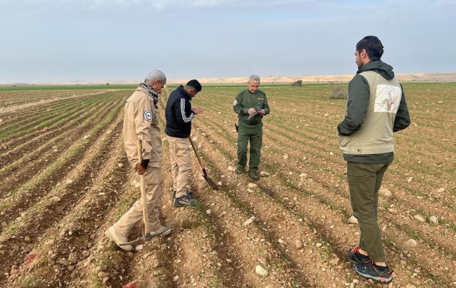 وێنەیەکی ئەرشیڤی ساڵی 2023ـی دەزگای گشتیی کاروباری مین لەکاتی کارکردن "لە چارەسەرکردنی مین لە گەرمیان"