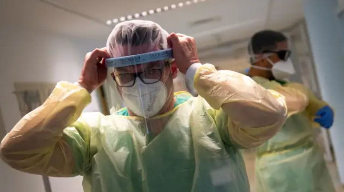 A senior doctor prepares to enter a room of a patient in an intensive care unit at a hospital in Freising, Germany. Photo: AFP/file