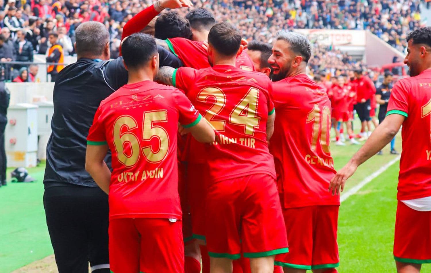Amedsporlu oyuncuların gol sevinci / Foto: Sosyal medya