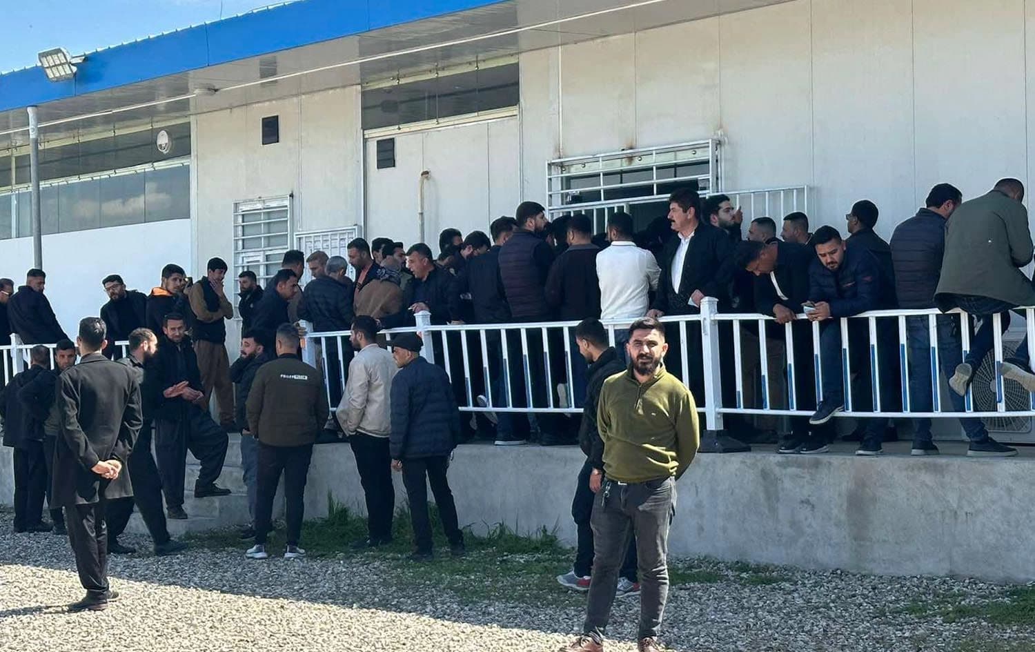 نۆرەی هاونیشتمانیان لە بەڕێوەبەرایەتیی هاتووچۆی هەڵەبجە بۆ وەرگرتنی تابلۆی ئۆتۆمبێل. وێنە: سازگار سەڵاح - رووداو