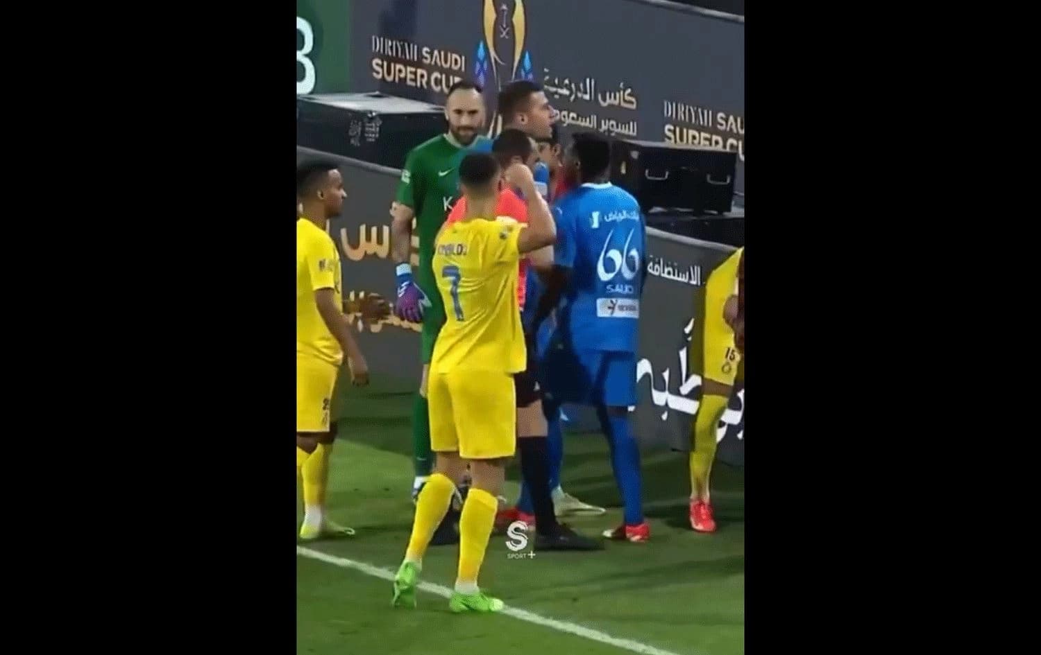 Dema ku Ronaldo kulma xwe li hekem bilind dike / Wêne: Ji ber dîmenên S Sport Plusê