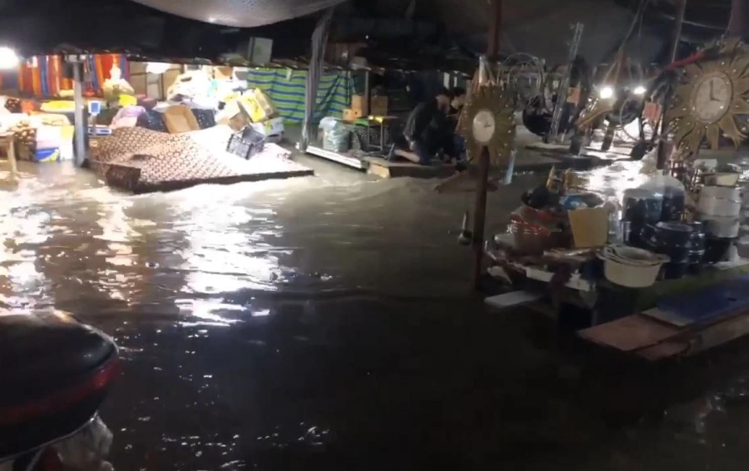 ئاو چووەتە نێو دووکانەکانی بازاڕی تەیراوەی هەولێر.
