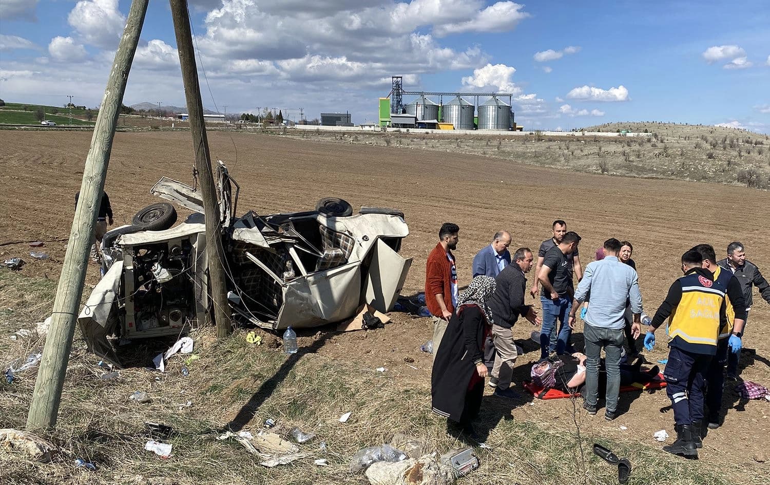 Ankara'nın Çubuk ilçesinde devrilen otomobilde 6 kişi yaralandı Foto: AA