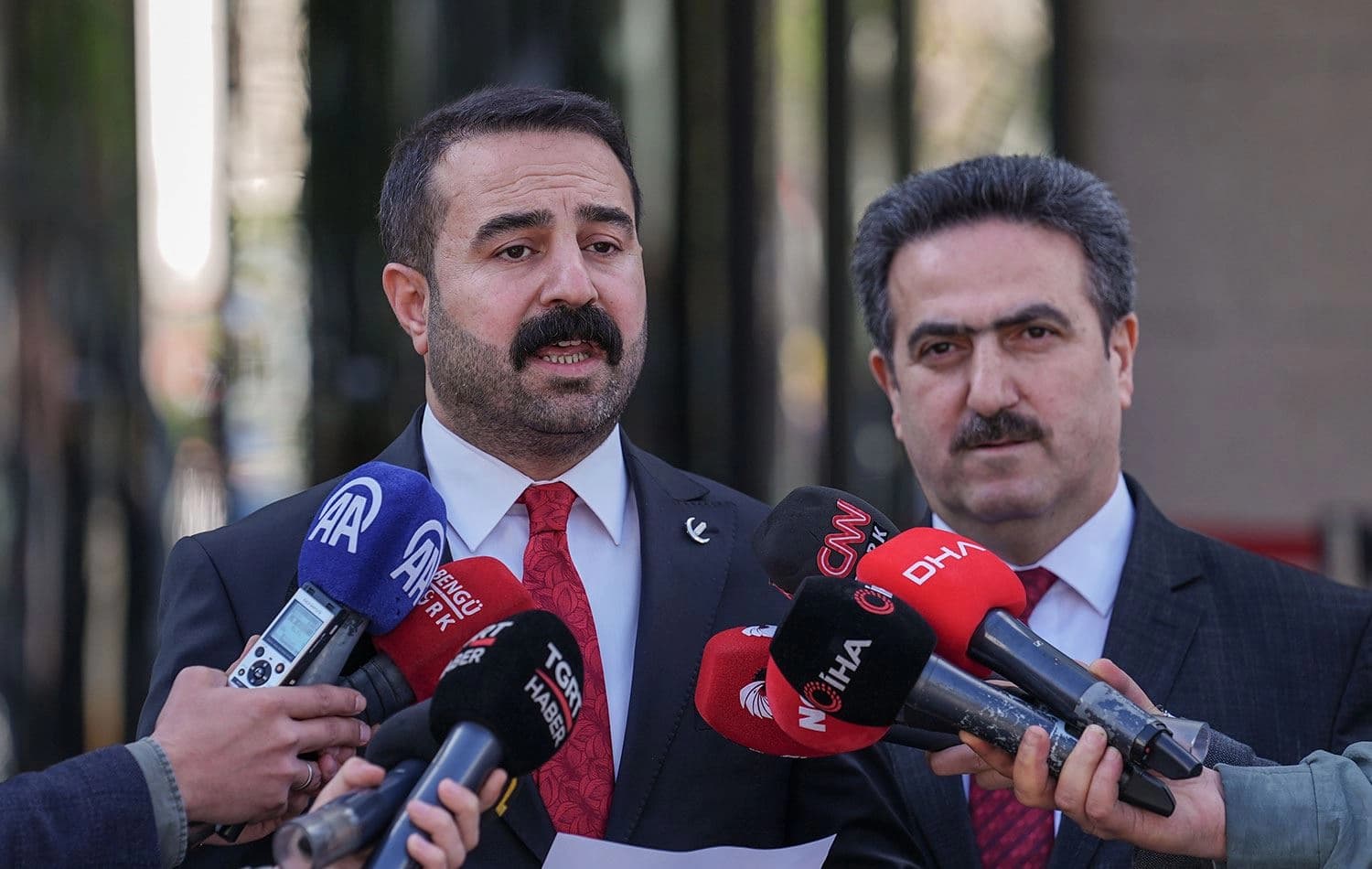 YRP'nin Genel Merkez Seçim Koordinasyon Merkezi Başkanı Mahmut Tandoğan (sağda) ile belediye başkan adayı Hasan İzol (solda), itiraz dilekçelerini sunmalarının ardından açıklama yaptı. / AA