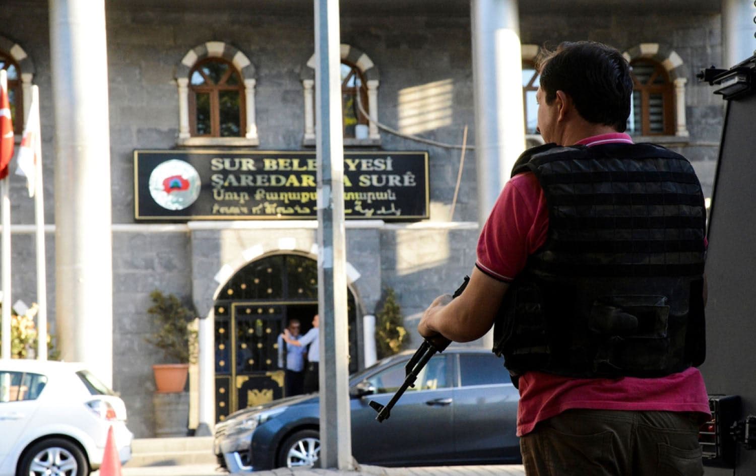 A Turkish policeman stands guard outside the Sur municipality building during a police operation on September 11, 2016. Photo: AFP