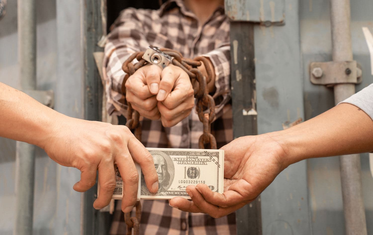 وێنەیەک گوزارشت لە بازرگانیکردن بە مرۆڤەوە دەکات.