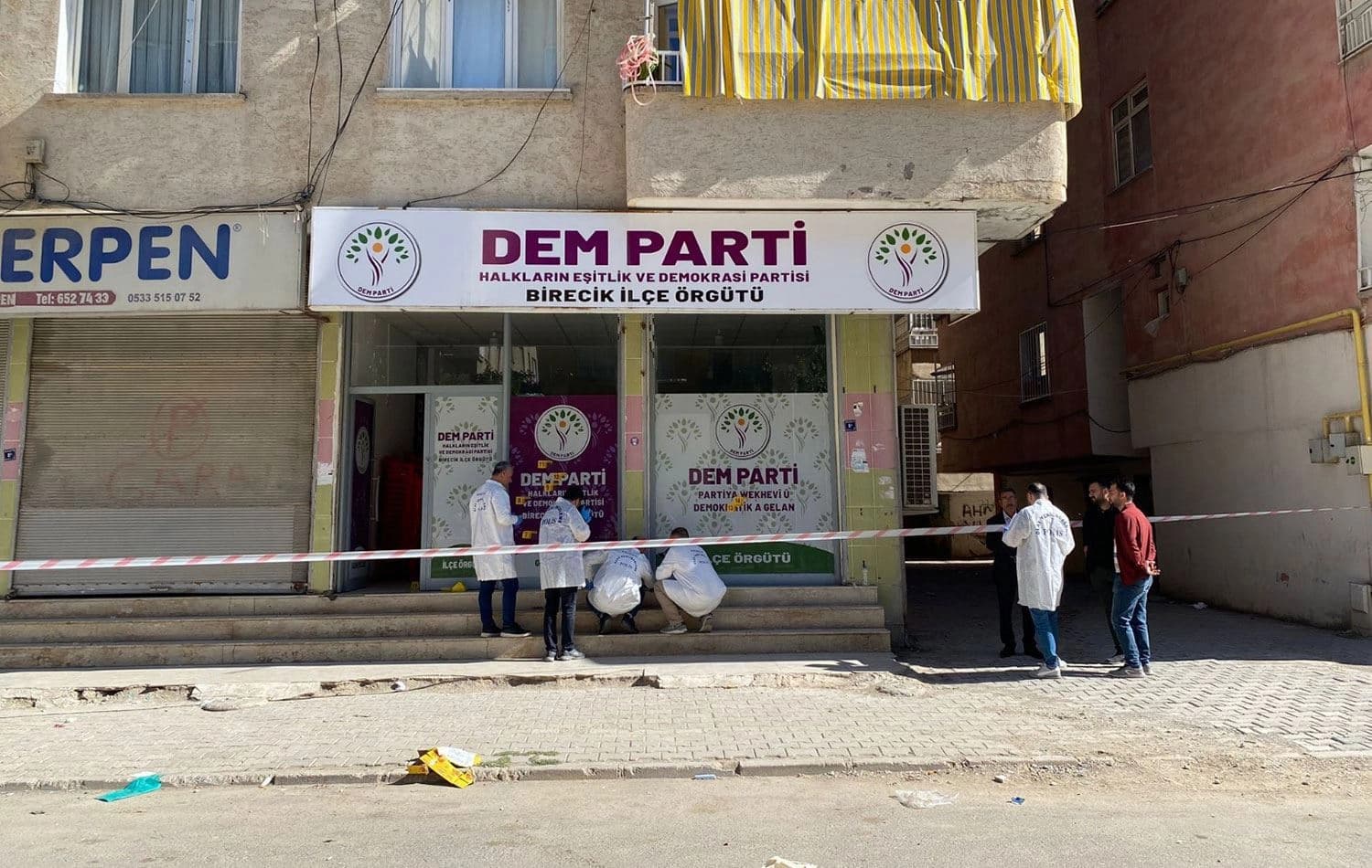 Bi çêkan êrişî avahiya DEM Partiyê hat kirin / Wêne: Torên Civakî