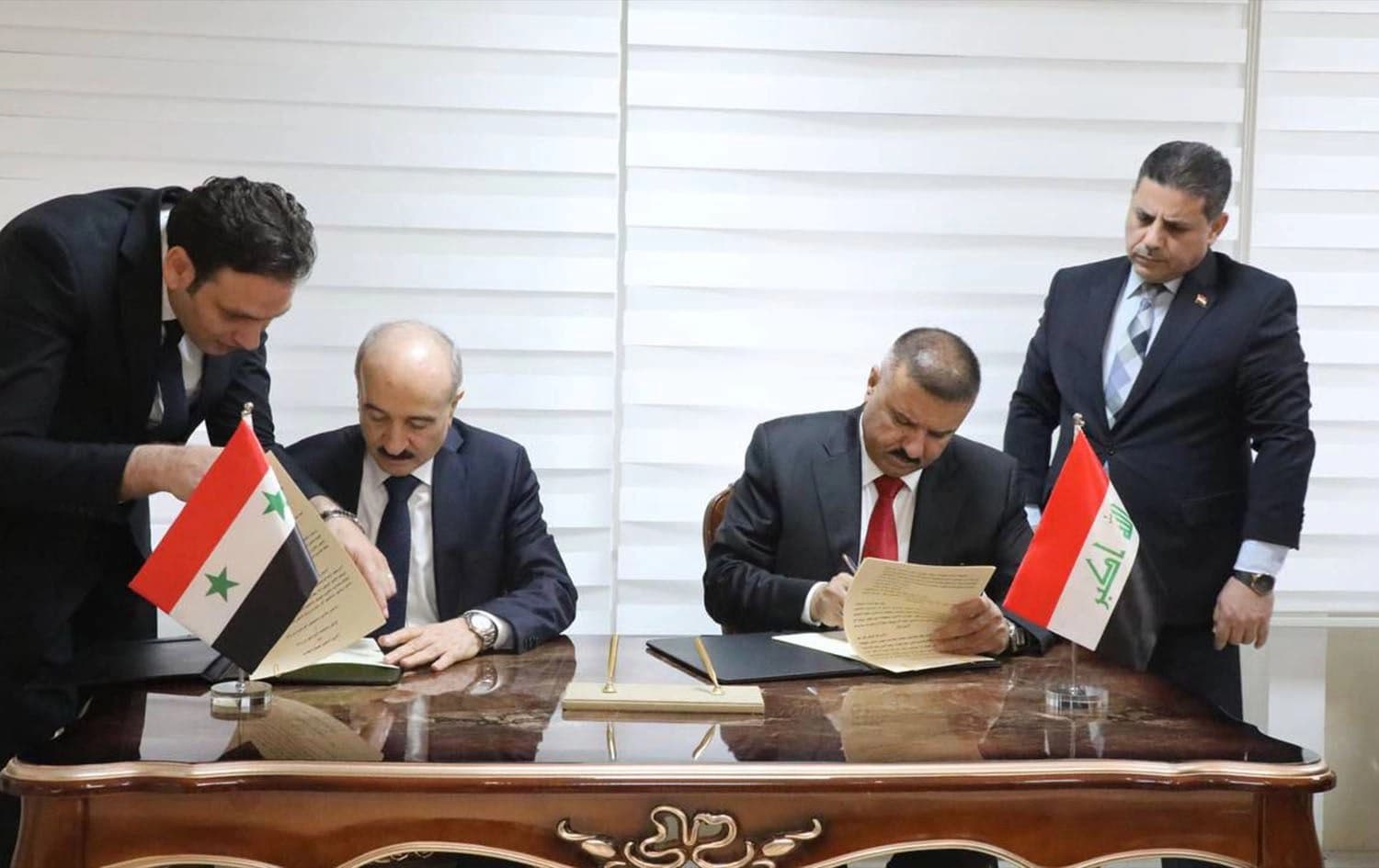 Iraqi Interior Minister Abdul-Amir al-Shammari (right) signing joint security pact with his Syrian counterpart Mohammed Khalid al-Rahmoun (left) in Baghdad on May 12, 2024. Photo: Iraqi interior ministry