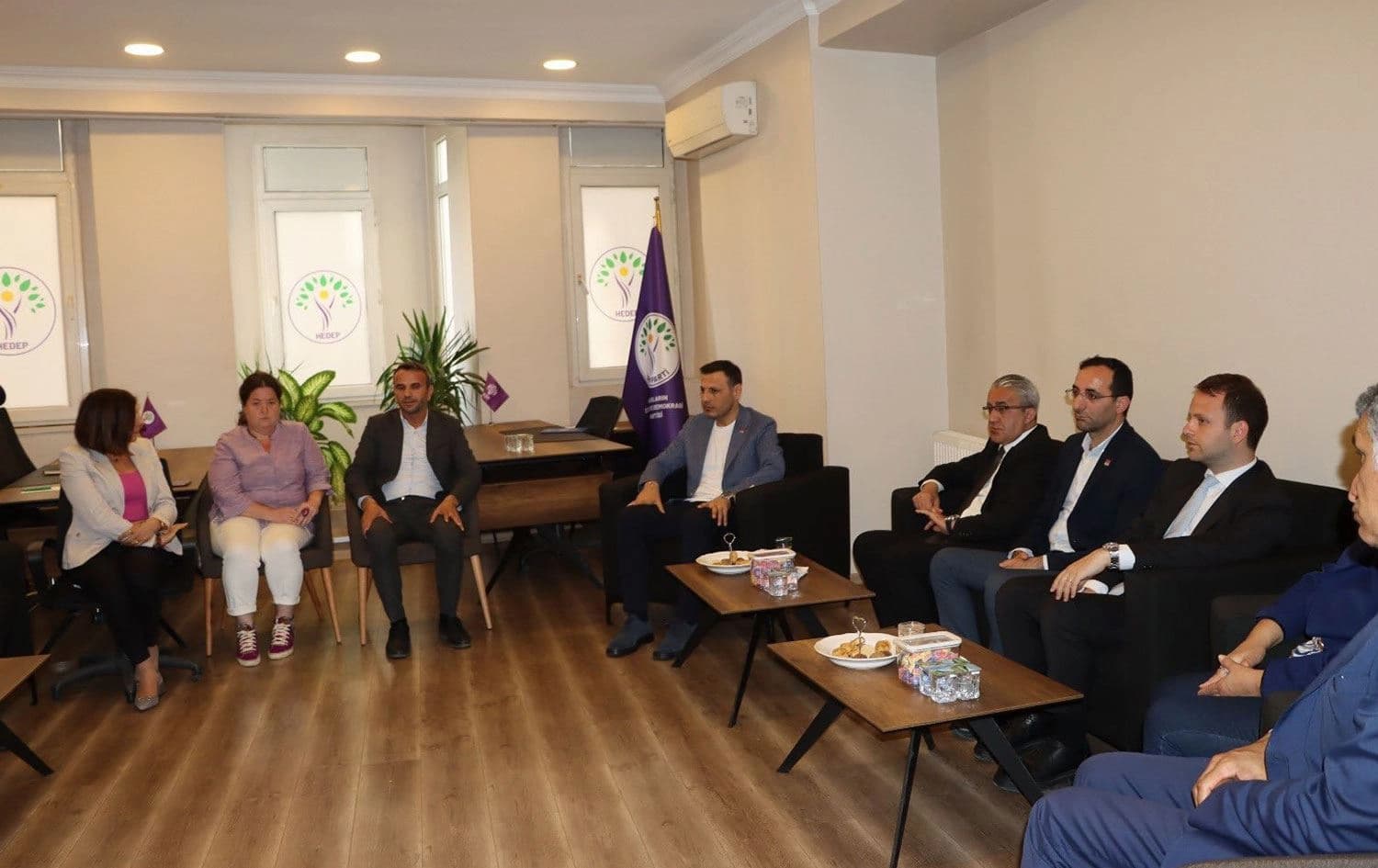 CHP İstanbul İl Başkanı Çelik'ten DEM Parti İl Başkanlığı'na destek ziyareti