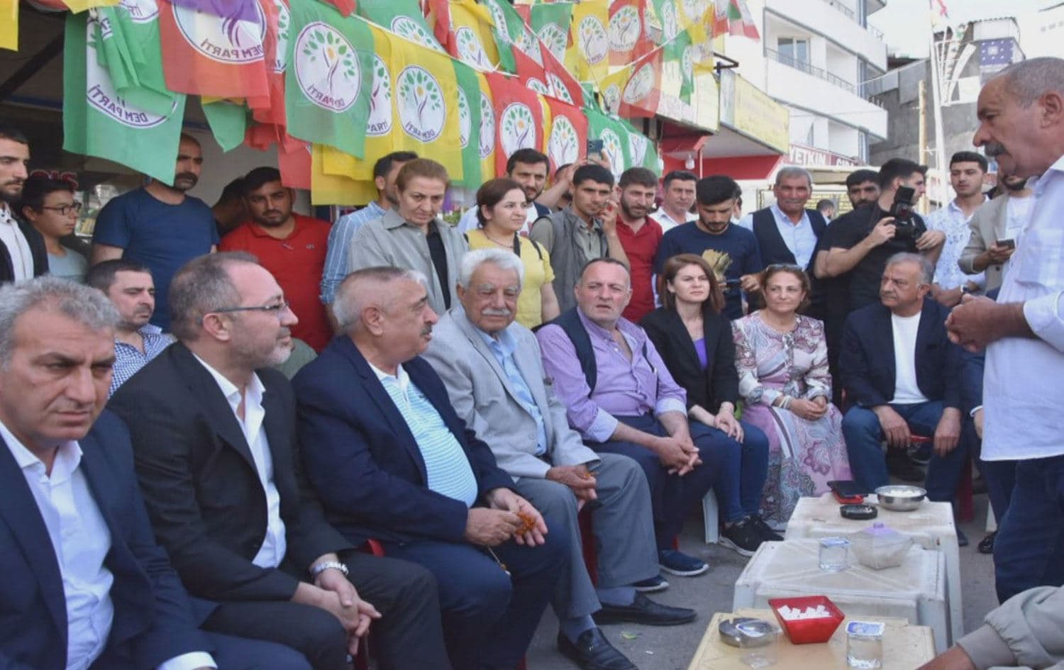 Eşîra Îzoliyan piştgirî da DEM Partiyê / Wêne: Ji ber dîmenan