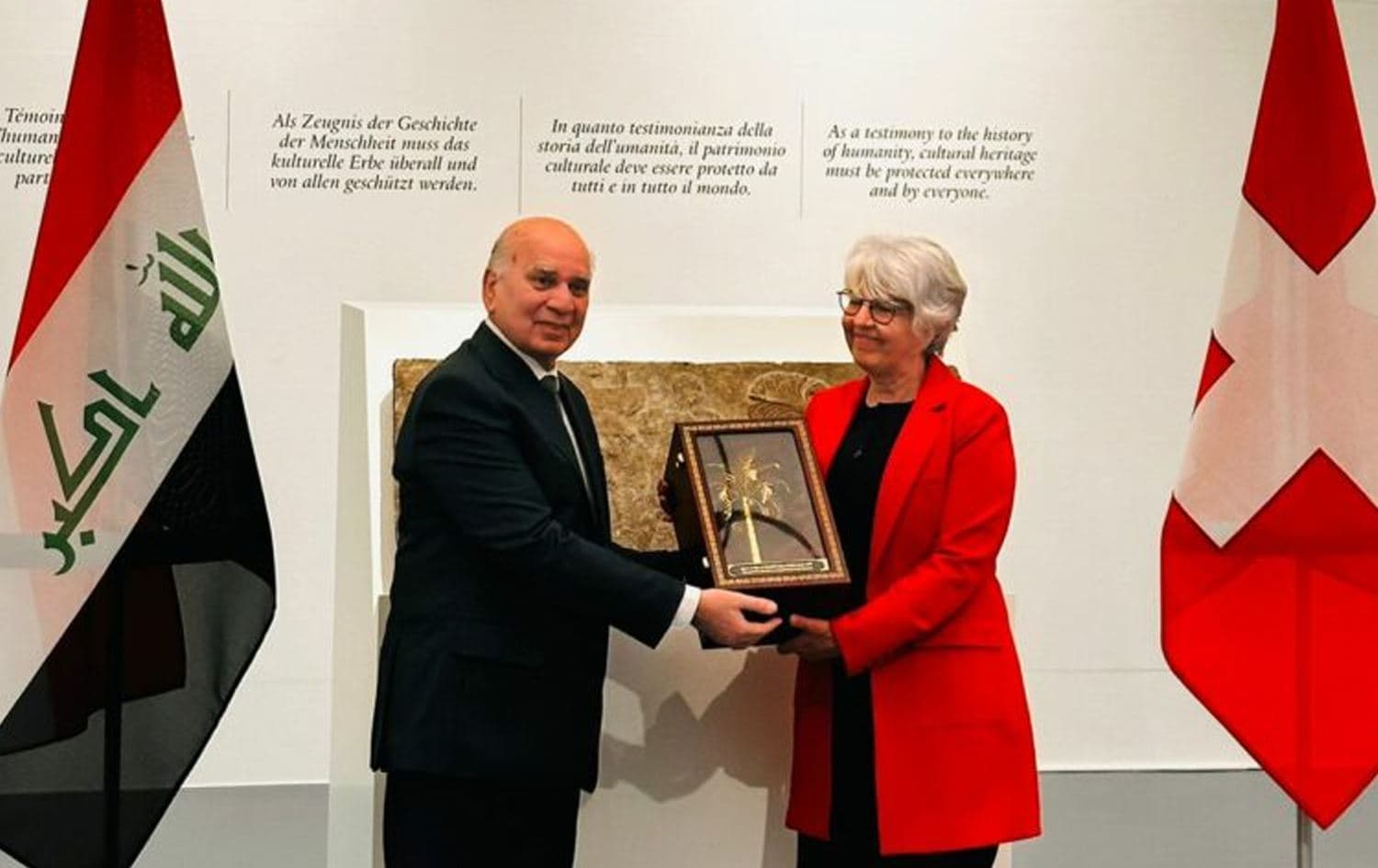 Iraqi Foreign Minister Fuad Hussein (left) received three artifacts from Swiss Interior Minister Elisabeth Baume-Schneider (right) on May 24, 2024. Photo: Iraqi foreign minister
