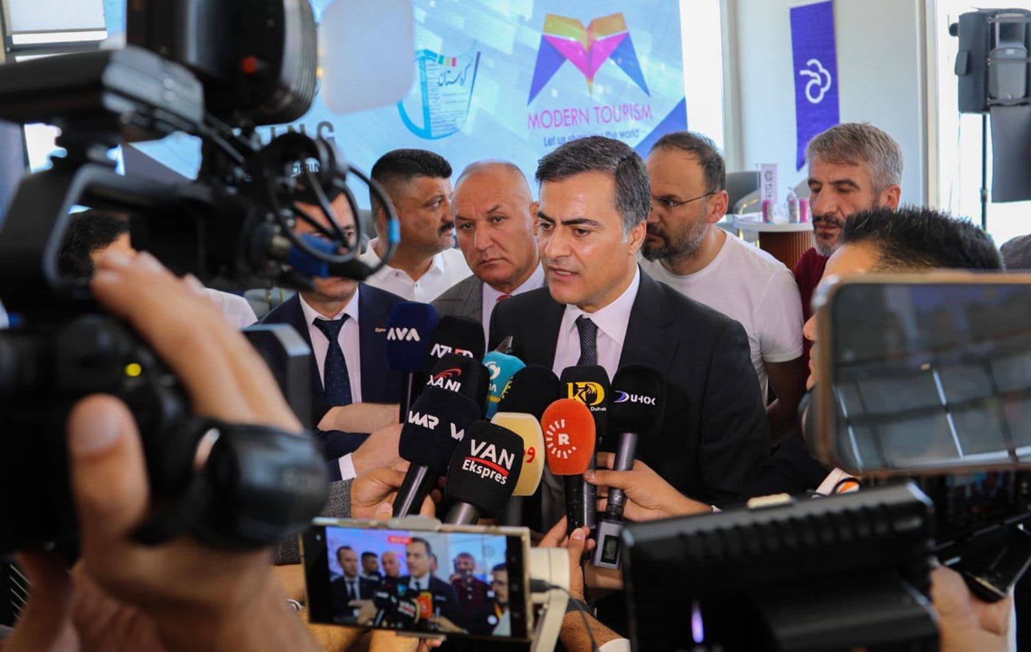 Van Büyükşehir Belediye Eş Başkanı Abdullah Zeydan gazetecilerin sorularını cevapladı.