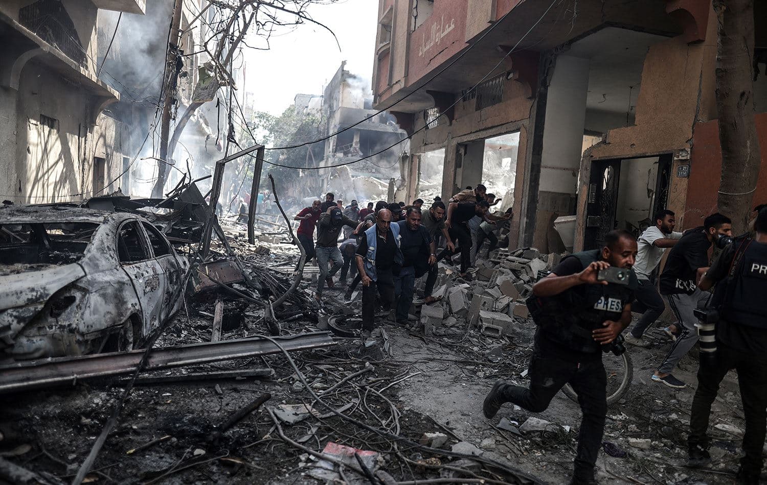 Nusayrat Mülteci Kampı'na düzenlediği saldırı sonucu bölgeden dumanlar yükseldi. / AA