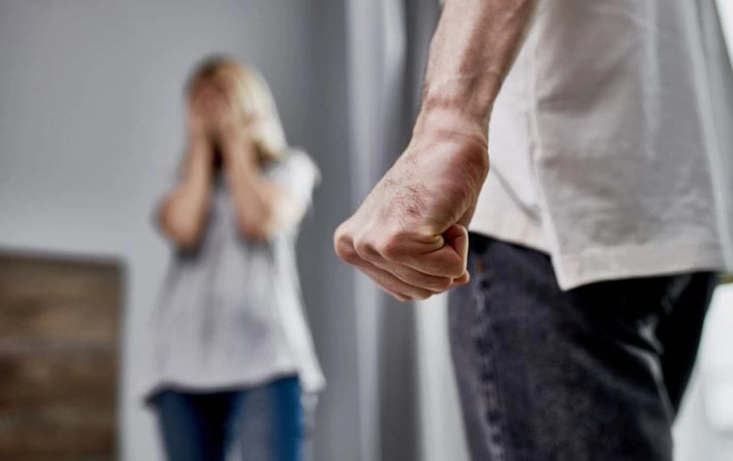 وێنەیەک گوزارشت لە تووندوتیژیی خێزانی دەکات.