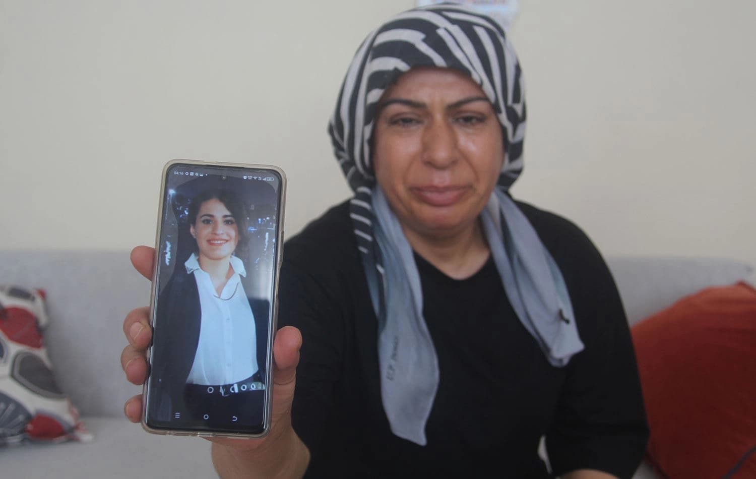 Mersin'in merkez Akdeniz ilçesinde, 8 gündür kayıp olan genç kızın bulunması için çalışma yapılıyor. Anne Emine Turhan, konuyla ilgili açıklamalarda bulundu. / AA