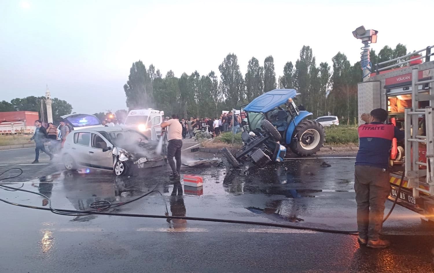 Li Agiriyê traktor û otomobîlek li hev qelibîn / Wêne: AA