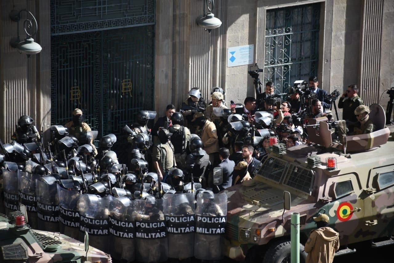 ئارسێ سەرکۆنەی "کۆبوونەوەی نائاسایی سەرباز و تانک"ـی لە دەرەوەی باڵاخانە حکومییەکان لە لاپازـی پایتەختی وڵاتەکە کرد.