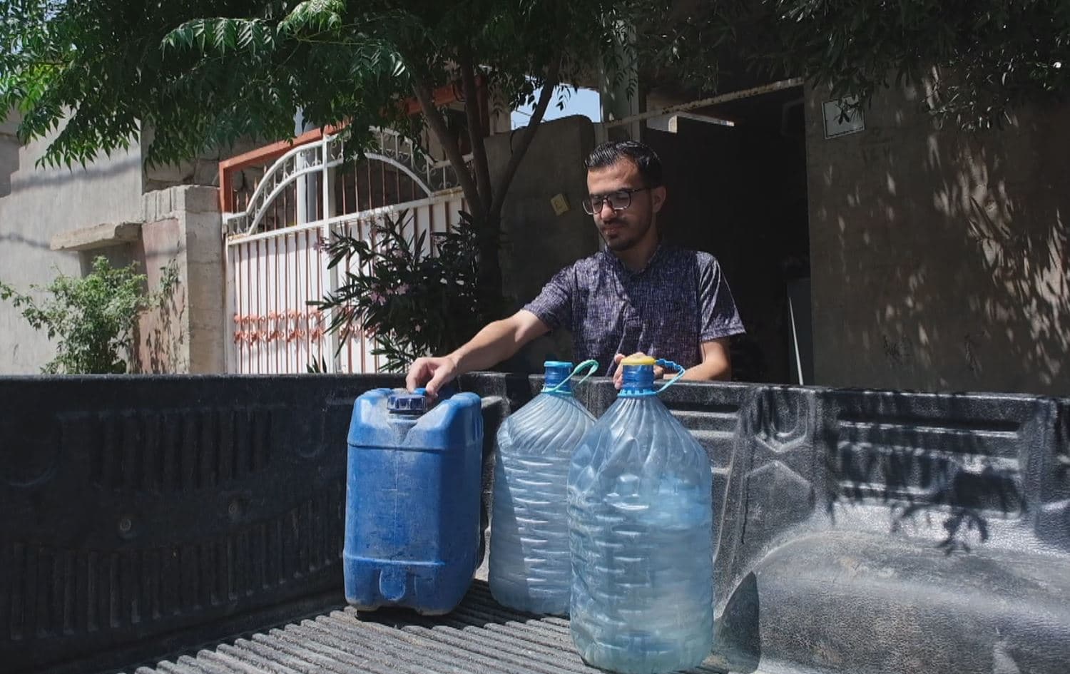 A Darbandikhan resident preparing containers to fill with water on June 25, 2024. Photo: Rudaw