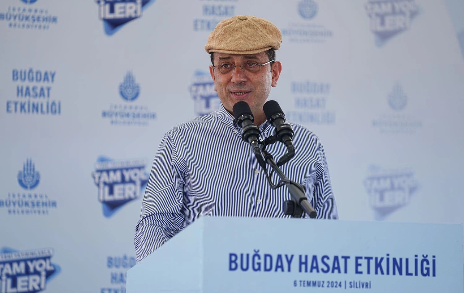 Ekrem İmamoğlu, Silivri’de çiftçilerle birlikte buğday hasadına katıldı. / AA