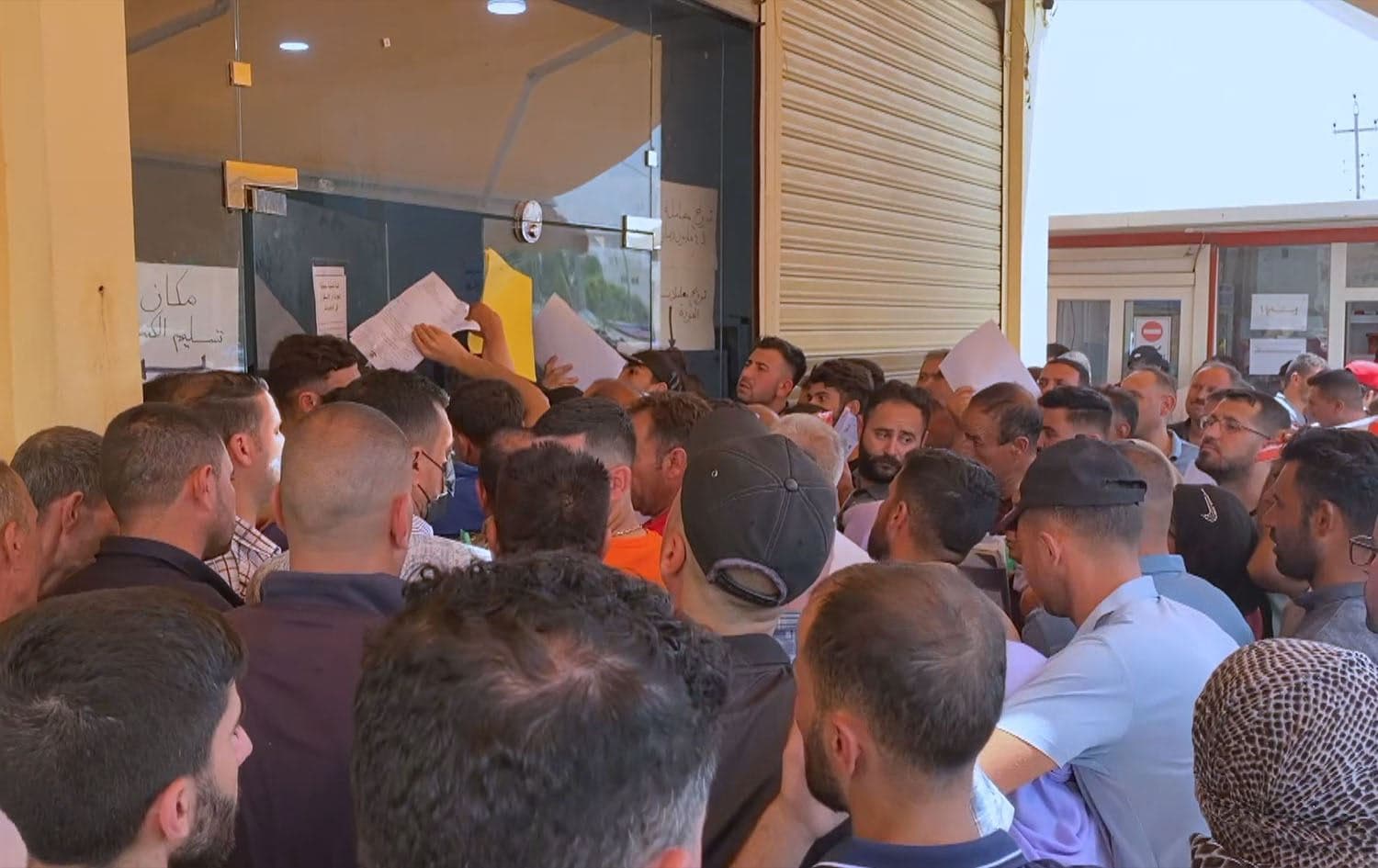 A crowd of IDPs outside of Duhok's Ministry of Displacement and Migration office waiting to do paperwork on July 9, 2024. Photo: Rudaw