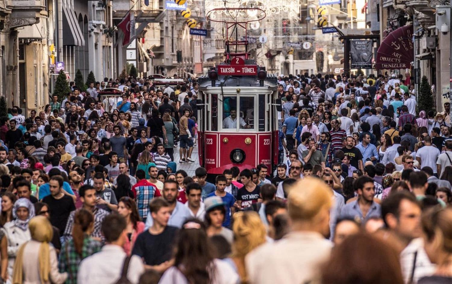 İstanbul'da bulunan İstiklal Caddesi'nden görüntü
