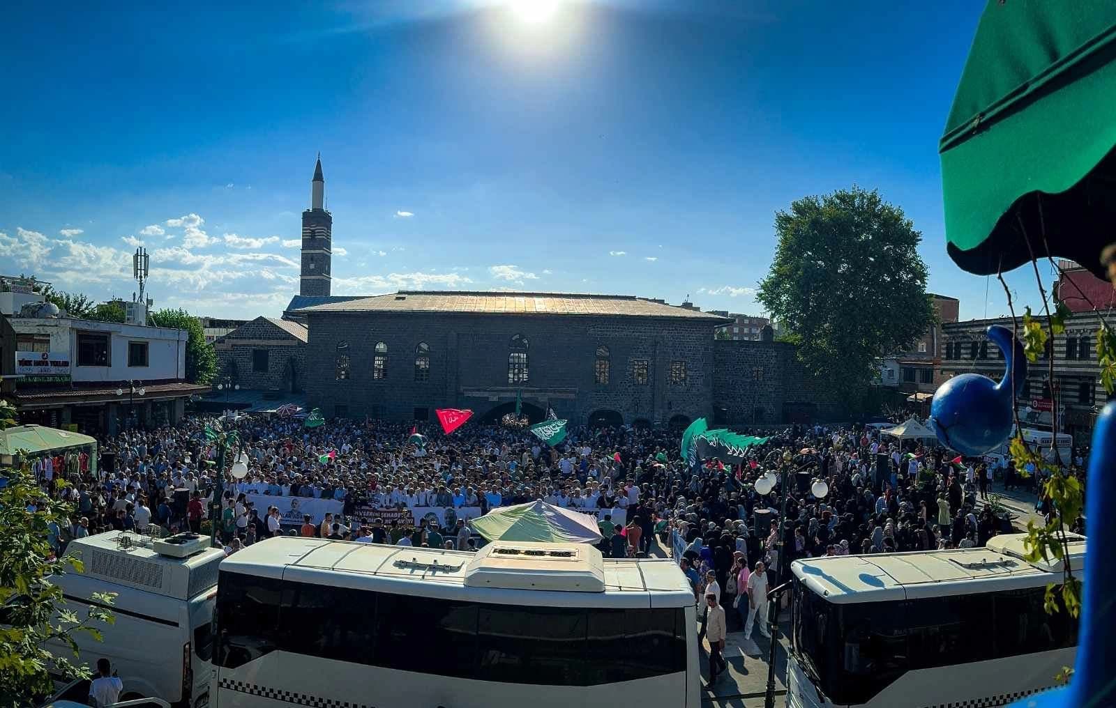 Namaz için çok sayıda kişi bir araya geldi