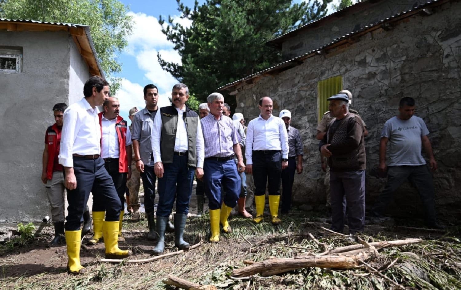 Li 3 taxên navçeya Oltiyê ya Erziromê lehî rabû / Wêne: AA
