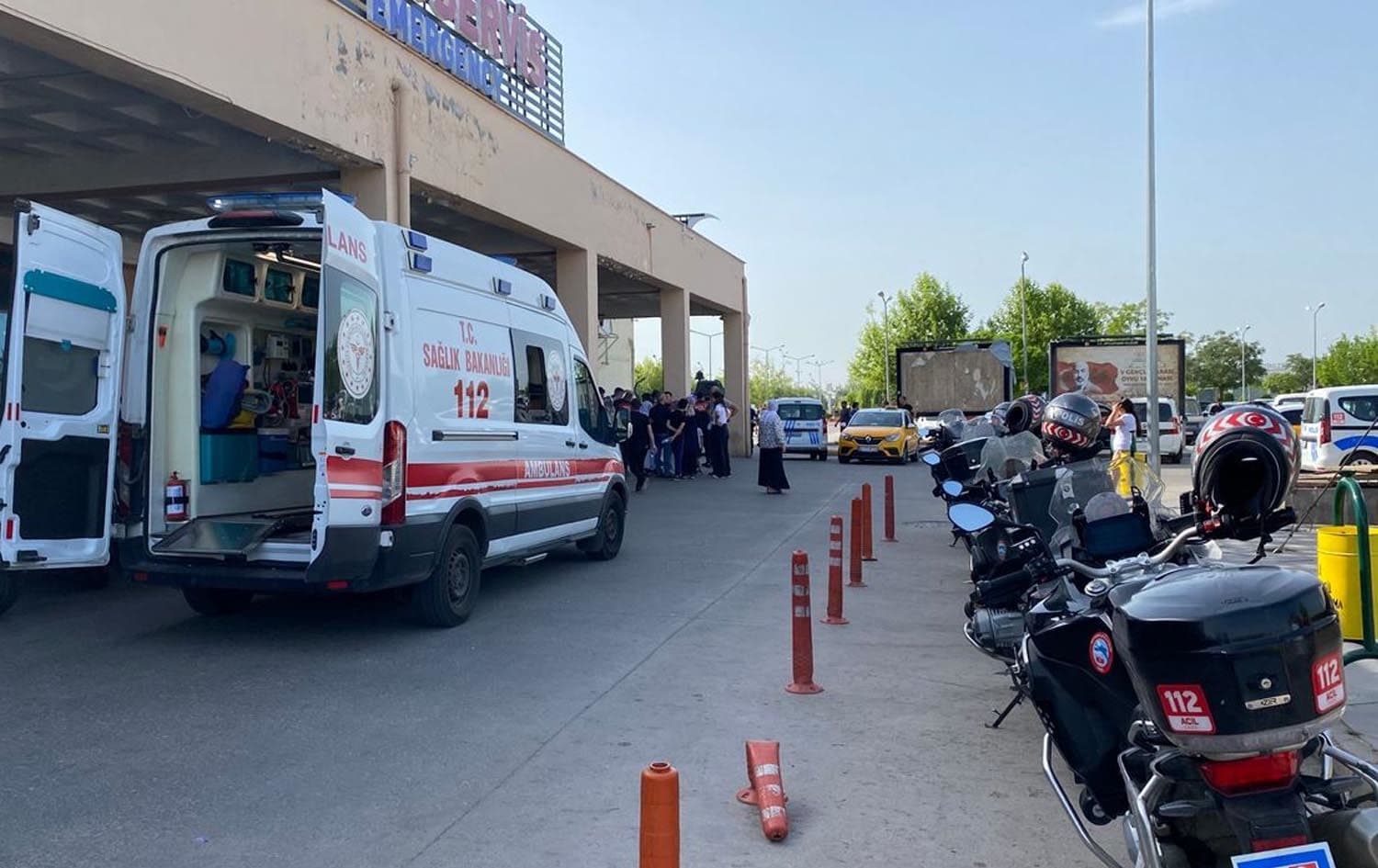 Tîmên tenduristiyê 3 kesên ku di teqînê de birîndar bûbûn, rakirin Nexweşxaneya Perwerde û Lêkolînê ya Gazî Yaşargîlê / Wêne: Arşîv