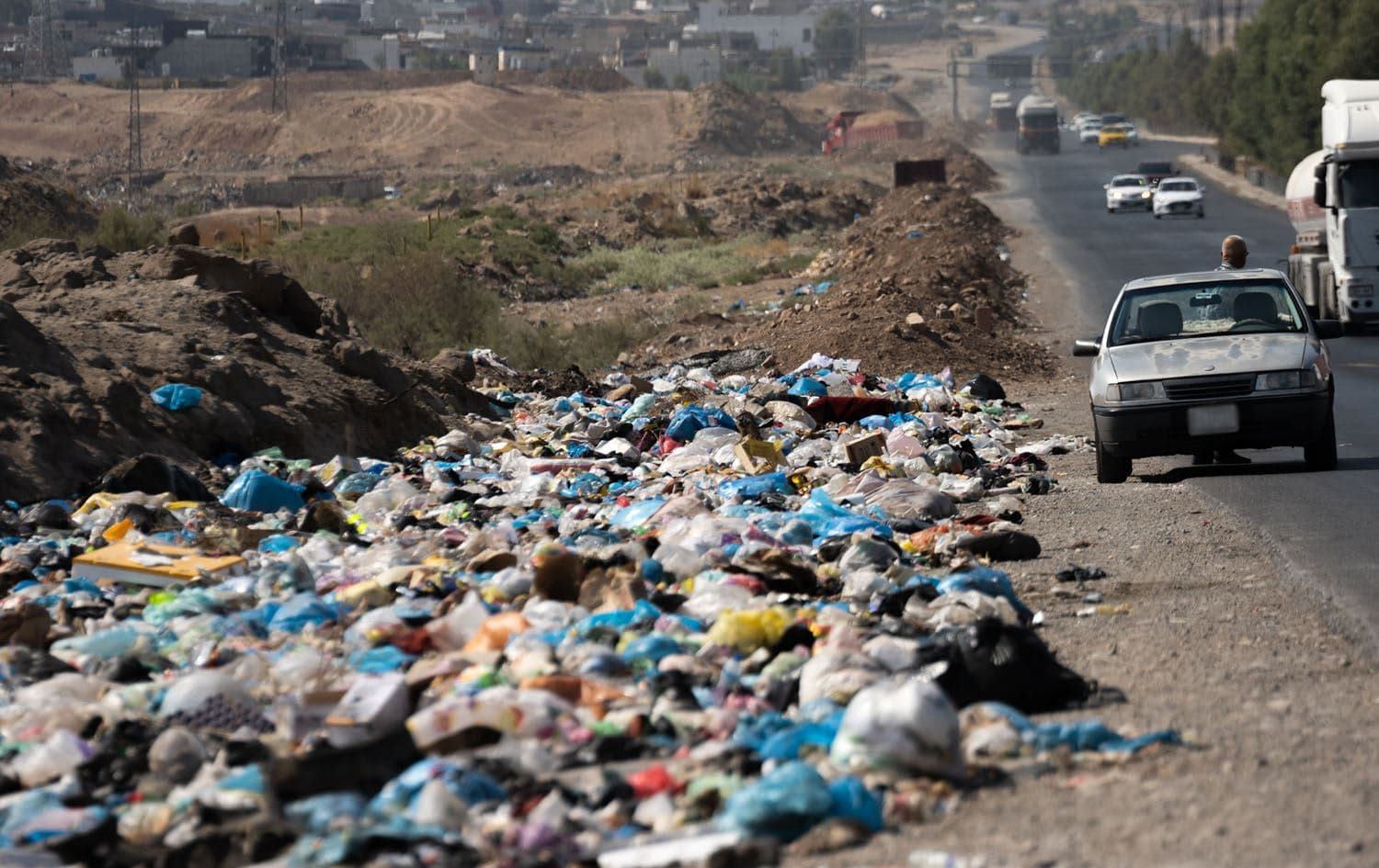 Accumulated trash on the side of a road in Kirkuk. Photo: Rudaw/Bilind T. Abdullah