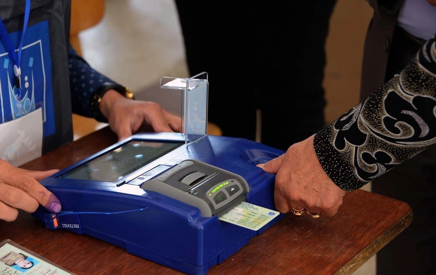A voter casts her vote during Iraq's local elections in December 2023. Photo: Rudaw