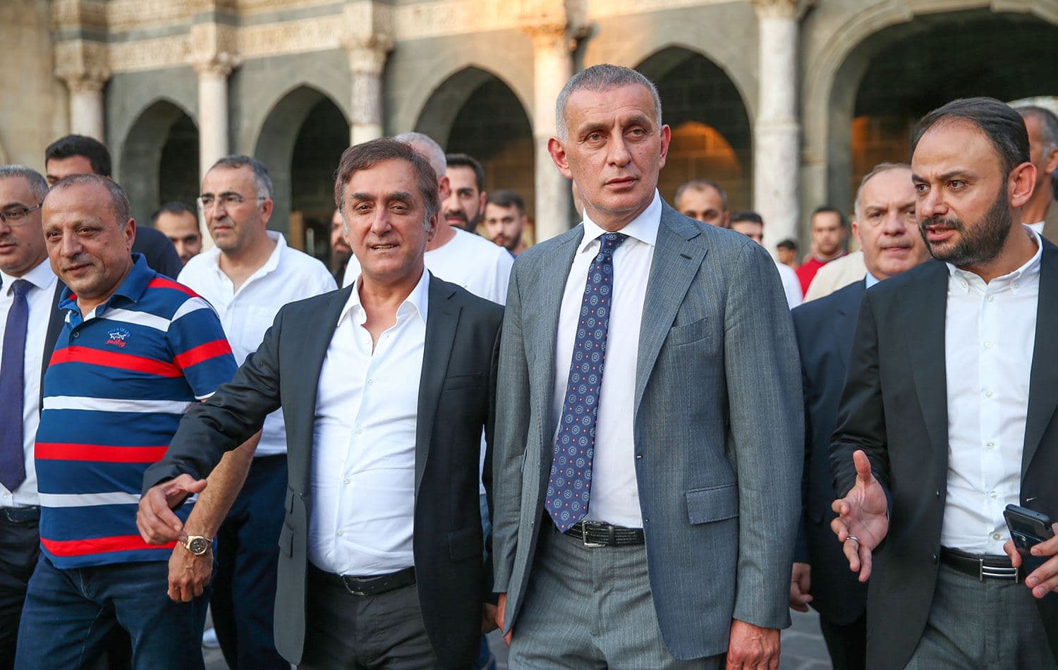 Türkiye Futbol Federasyonu (TFF) Başkanı İbrahim Hacıosmanoğlu (sağ 2) ve Amedspor Başkanı Aziz Elaldı (Sağ) Sur ilçesinde bulunan tarihi Ulu Cami'yi ziyaret etti.