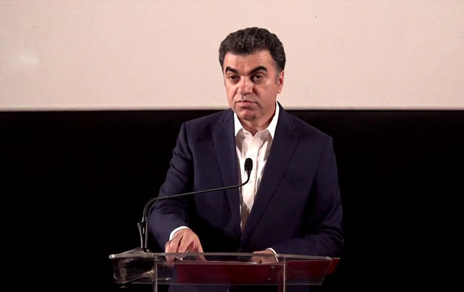 Rûdaw Genel Yayın Yönetmeni Ako Muhammed, "Mahmud Ezdi" belgeselinin gösterim töreninde konuştu / Rûdaw