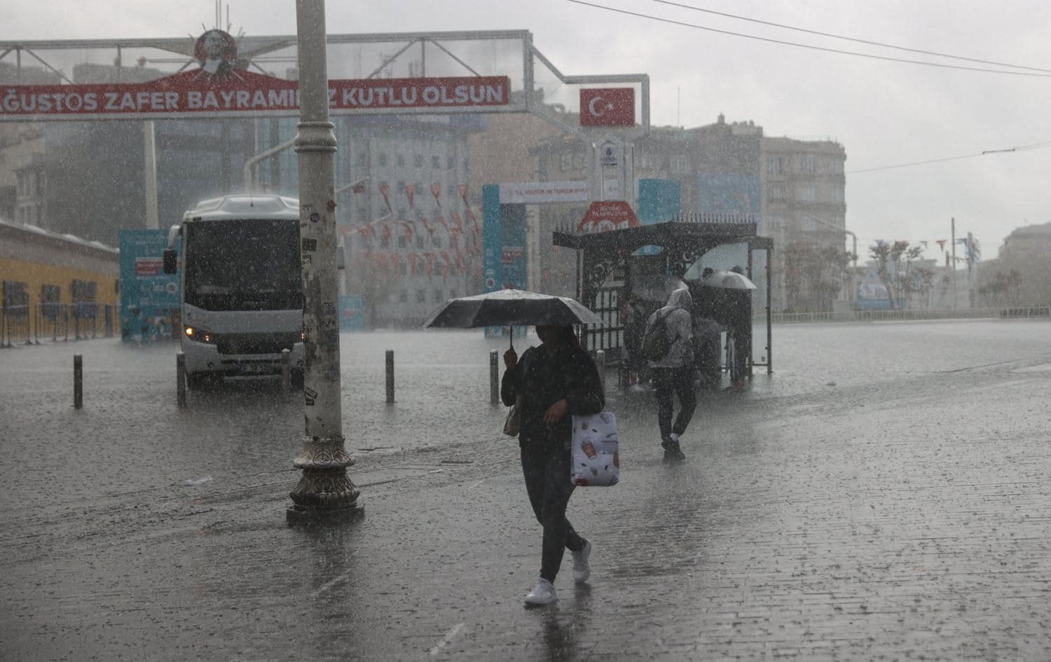 وێنەیەکی ئەرشیڤیی بارانبارینی بەخوڕ لە ئیستەنبووڵ، وێنە: AA
