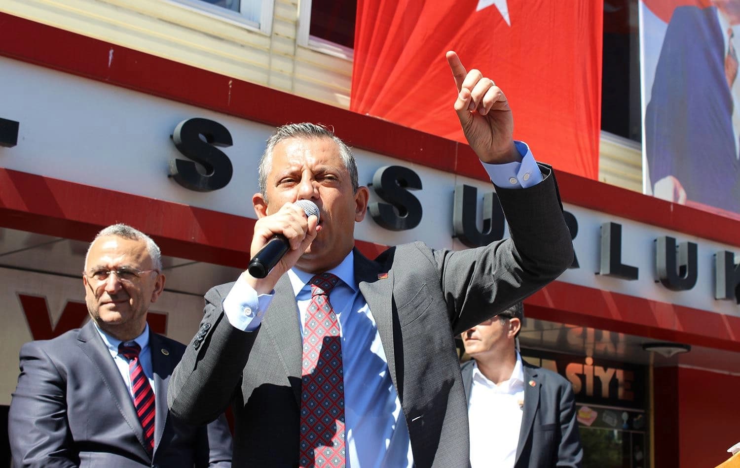 CHP Lideri Özgür Özel, CHP Susurluk İlçe Başkanlığı'nı ziyaretinin ardından Susurluk Belediye Başkanlığı'na geçerek, burada halka seslendi. / ANKA