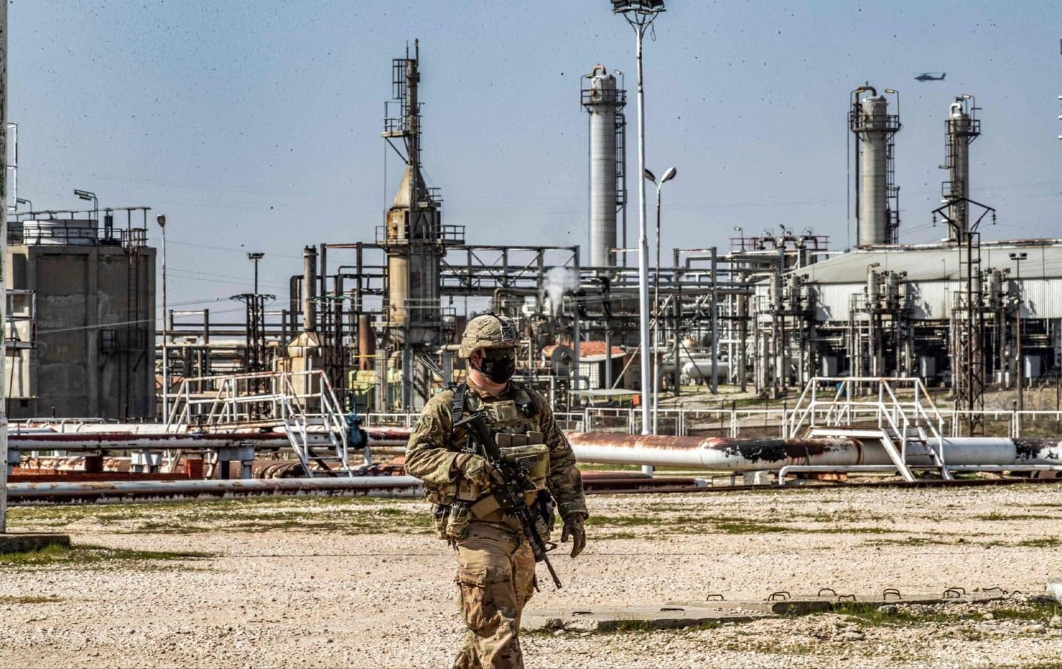 A US soldier at the Suwaydiya oil fields in Hasaka province, northeastern Syria, on February 13, 2021. Photo: AFP