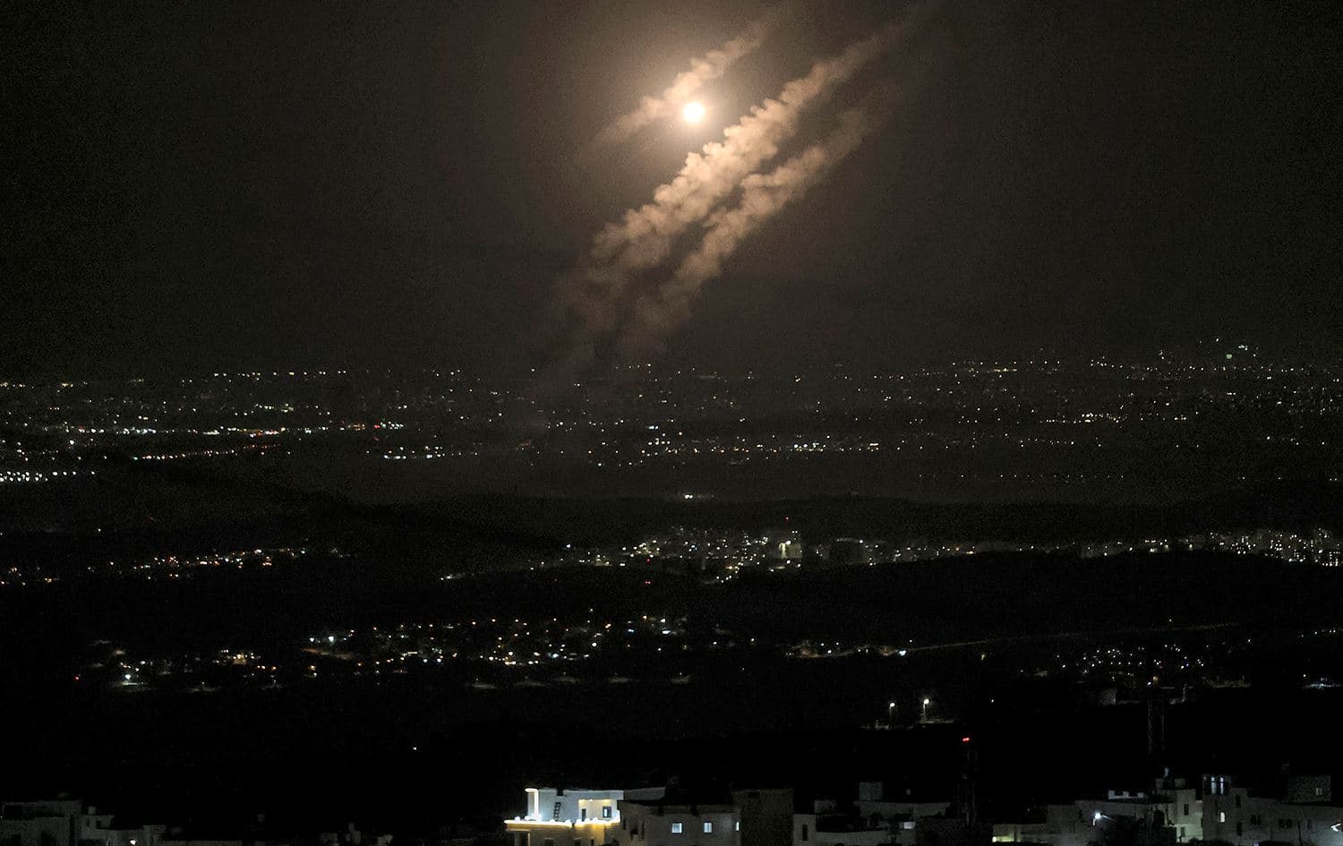 The West Bank city of Hebron shows projectiles above the city of Ashdod on October 1, 2024. Photo: Hazem Bader/AFP