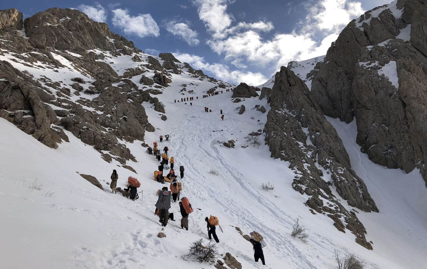 Dozens of kolbars climbing a steep on February 12, 2019. Photo: Fazel Hawramy/Rudaw