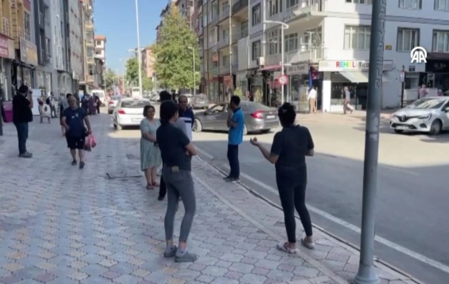 وێنەیەکی ئەرشیڤیی دەرچوونی خەڵک لەترسی بوومەلەرزە لە مەلەتی، وێنە: AA