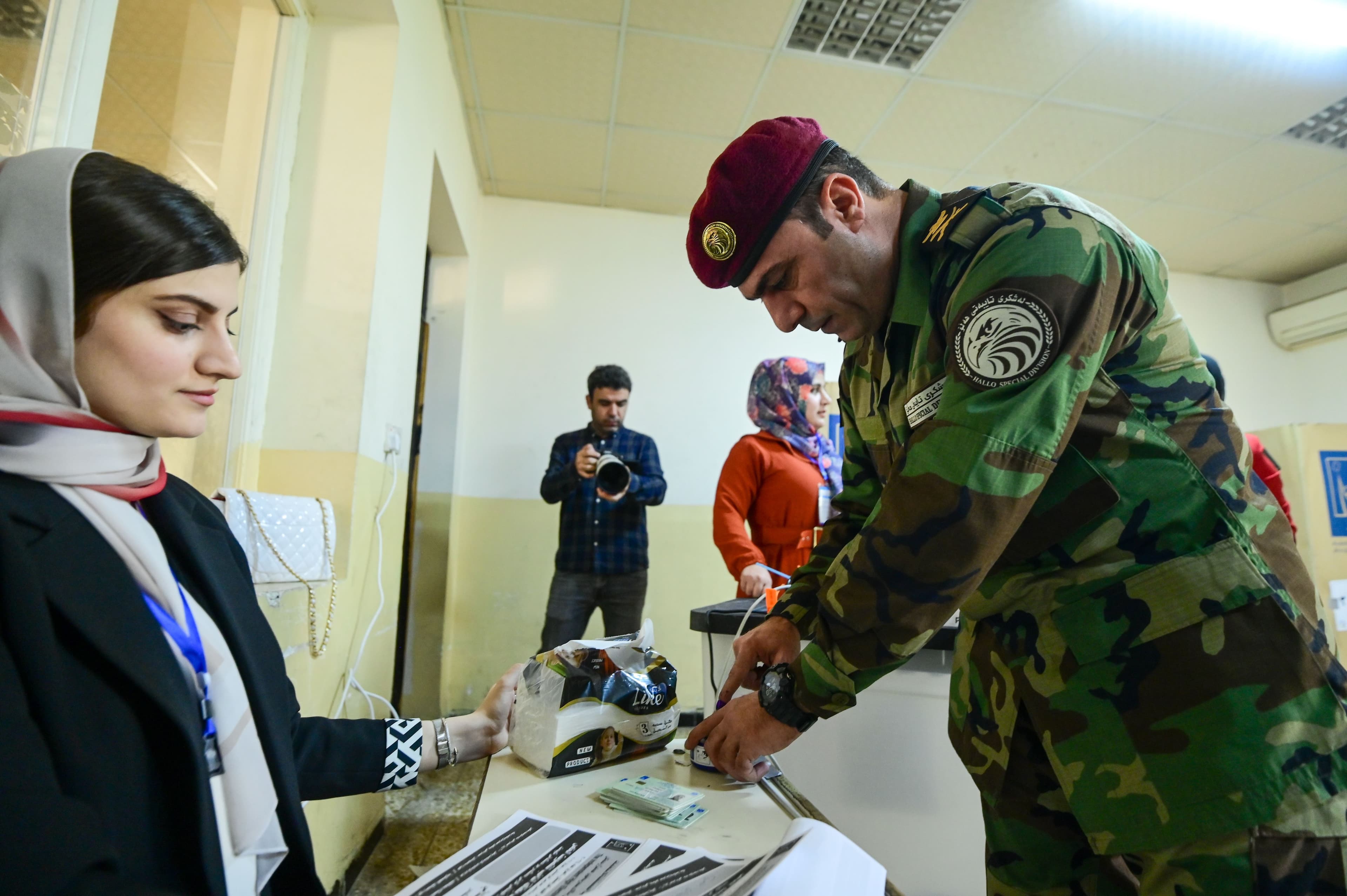 A Peshmerga officer casts his vote at a polling station in the Kurdistan Region on October 18, 2024. Photo: Bilind T. Abdullah/Rudaw
