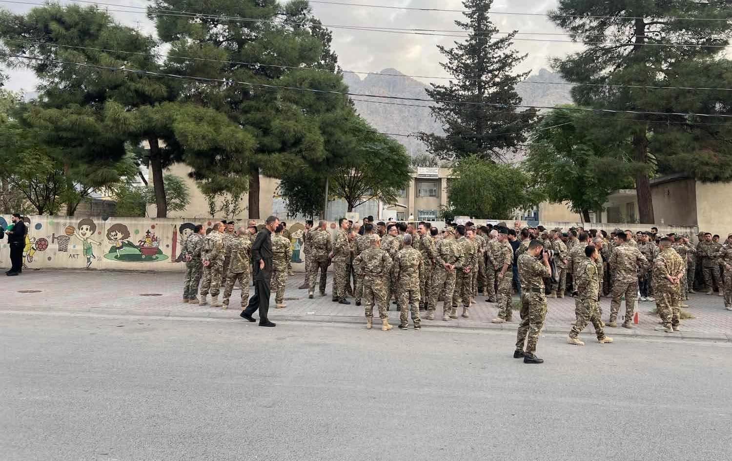 بەردەم بنکەیەکی دەنگدان لە رۆژی دەنگدانی تایبەت لە هەرێمی کوردستان. وێنە: رووداو