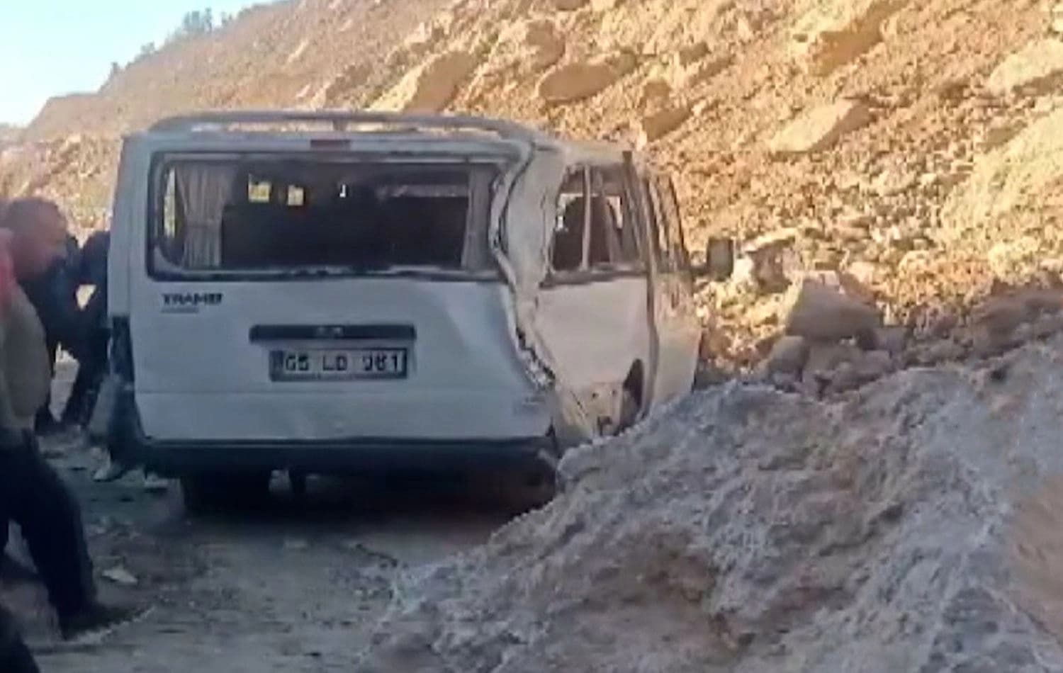 Li Şemzînan kevir bi ser minûbûsa rêwiyan de ketin / Wêne: DHA