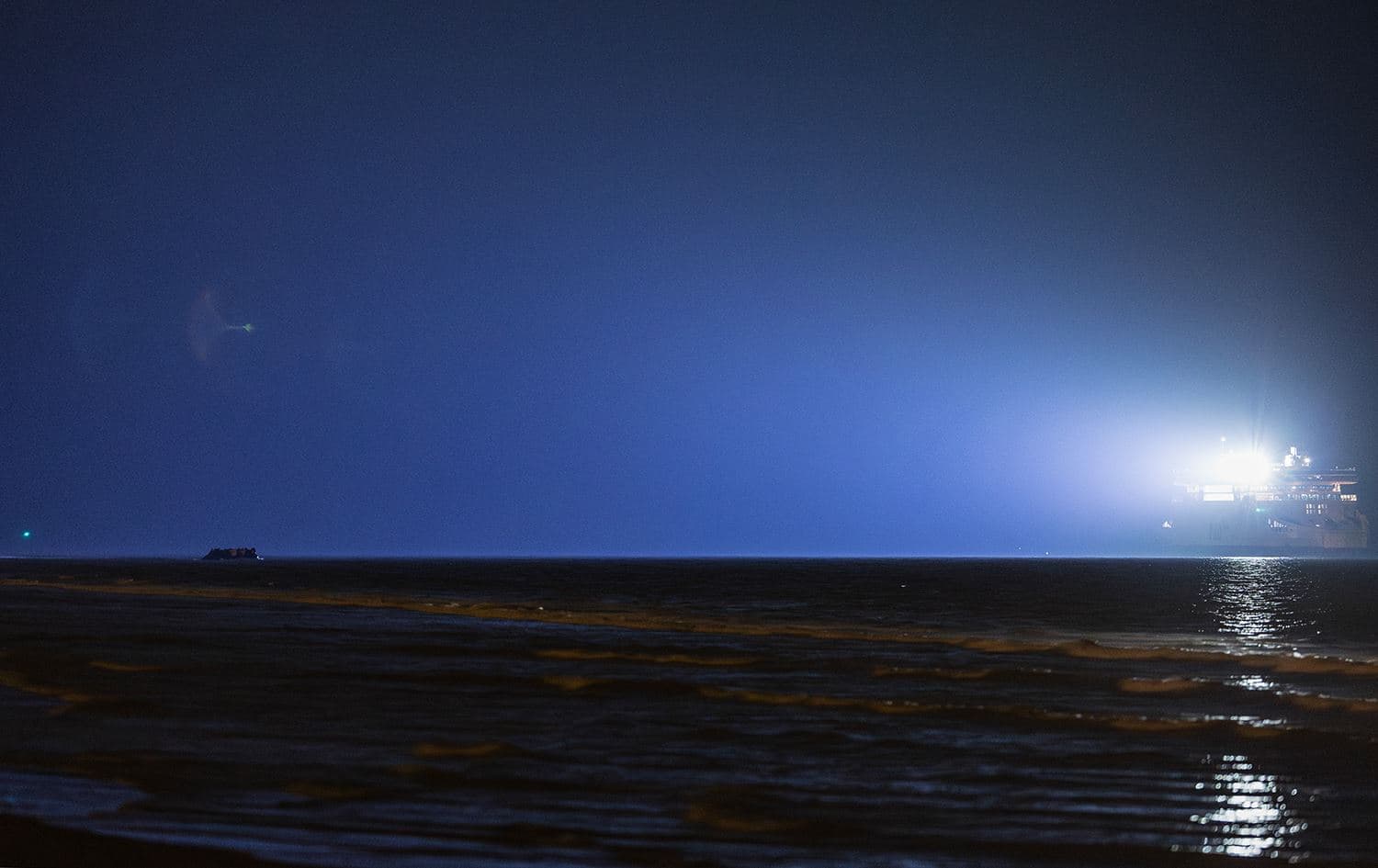 Migrants crowd a smuggler's inflatable dinghy in an attempt to cross the English Channel near Calais, France, on October 30, 2024. Photo: AFP/Sameer al-Doumy